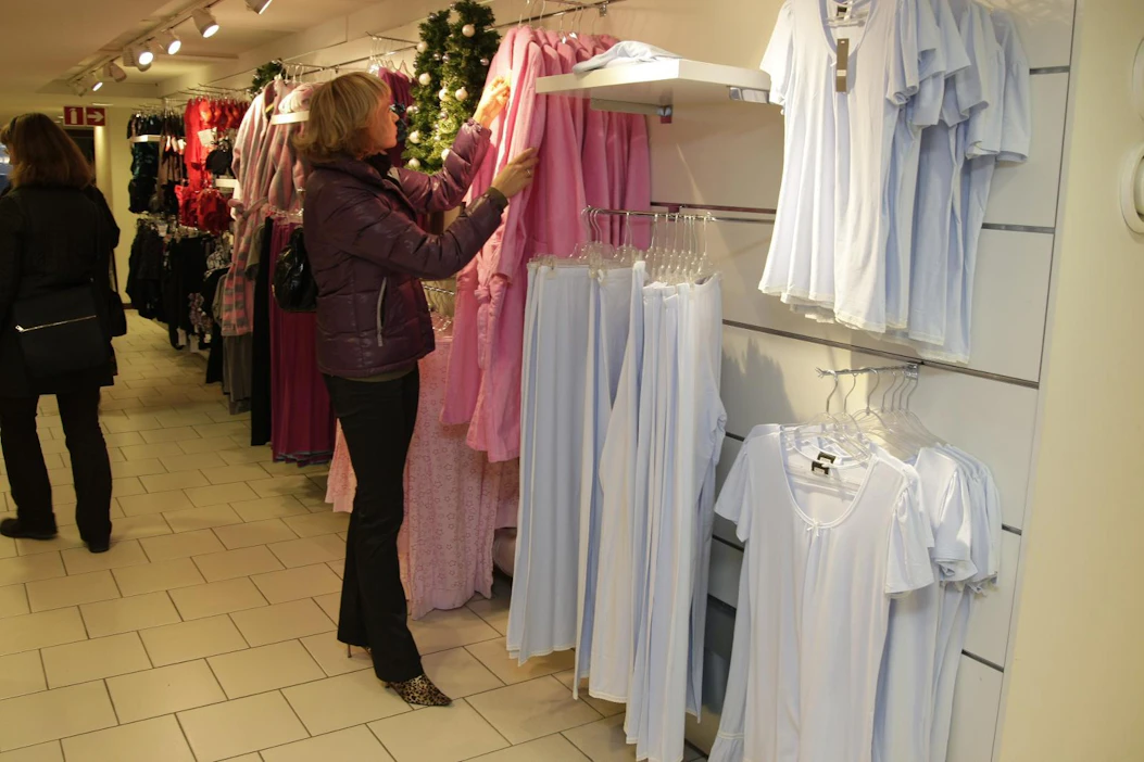 Vaateteollisuus tuottaa paljon päästöjä, sillä monien vaatteiden elinkaari jää lyhyeksi.