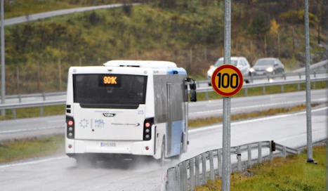 Moottoriteillä rajoitus laskee pääsääntöisesti sataan kilometriin tunnissa. LEHTIKUVA / Martti Kainulainen