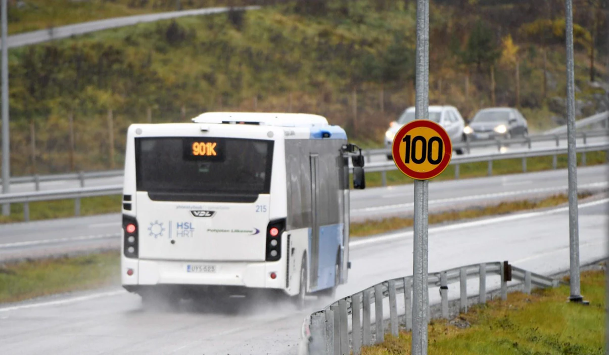 Moottoriteillä rajoitus laskee pääsääntöisesti sataan kilometriin tunnissa. LEHTIKUVA / Martti Kainulainen