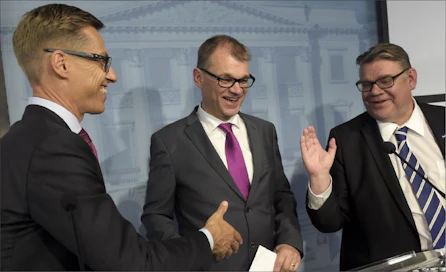 Puoluejohtajat Alexander Stubb (kok.), Juha Sipilä (kesk.) ja Timo Soini (ps.) olivat tyytyväisiä hallituksen päästyä yhteisymmärrykseen keskeisistä työelämätoimista, joilla kohennetaan Suomen kilpailukykyä. Vesa Moilanen/Lehtikuva