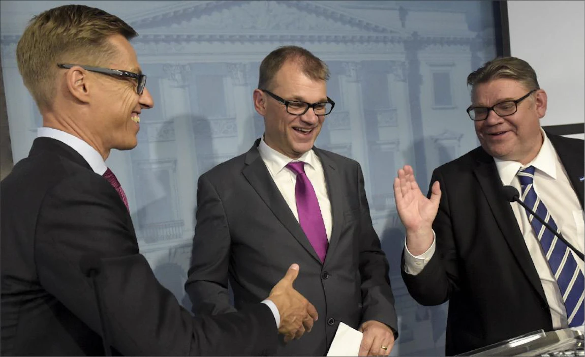 Puoluejohtajat Alexander Stubb (kok.), Juha Sipilä (kesk.) ja Timo Soini (ps.) olivat tyytyväisiä hallituksen päästyä yhteisymmärrykseen keskeisistä työelämätoimista, joilla kohennetaan Suomen kilpailukykyä. Vesa Moilanen/Lehtikuva