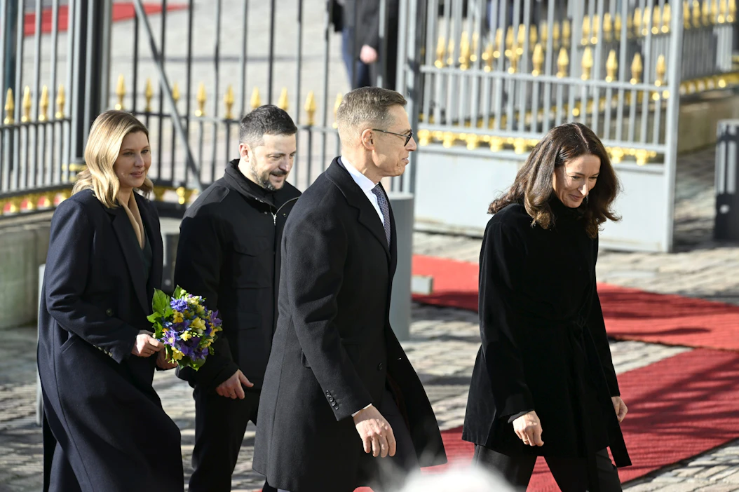 Presidentti Alexander Stubb ja Suzanne Innes-Stubb ottivat Ukrainan presidentin Volodymyr Zelenskyin ja Olena Zelenskan vastaan aurinkoisessa kevätsäässä Presidentinlinnan edustalla. LEHTIKUVA / HEIKKI SAUKKOMAA.