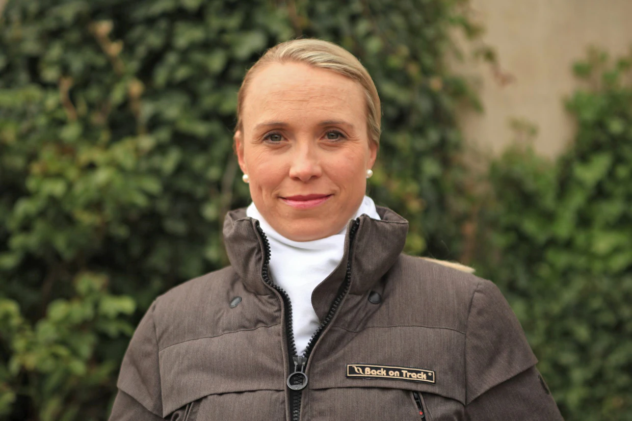 Terhi Stegars pyörittää huhtikuun alusta lähtien myös omaa yritystoimintaa työnantajansa Astrid Neumayerin tallissa.