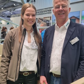 Isä ja tytär Leandra ja Ralf Schreyögg esittelivät perheyrityksen puisia parsirakenteita EuroTier-messuilla. 