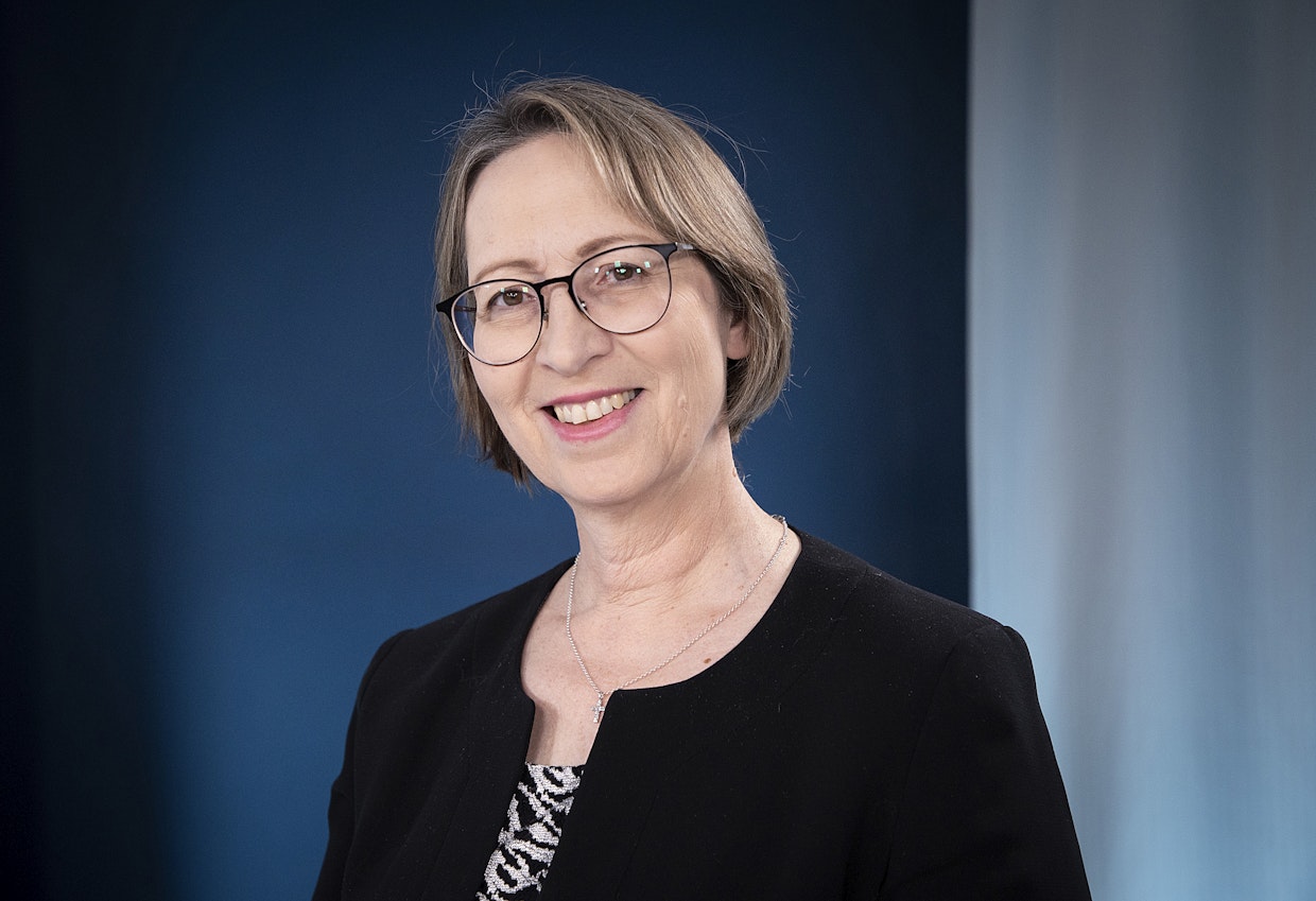 Suomen Valkoisen Ruusun komentajamerkin saa maa- ja metsätalousministeri Sari Essayah.