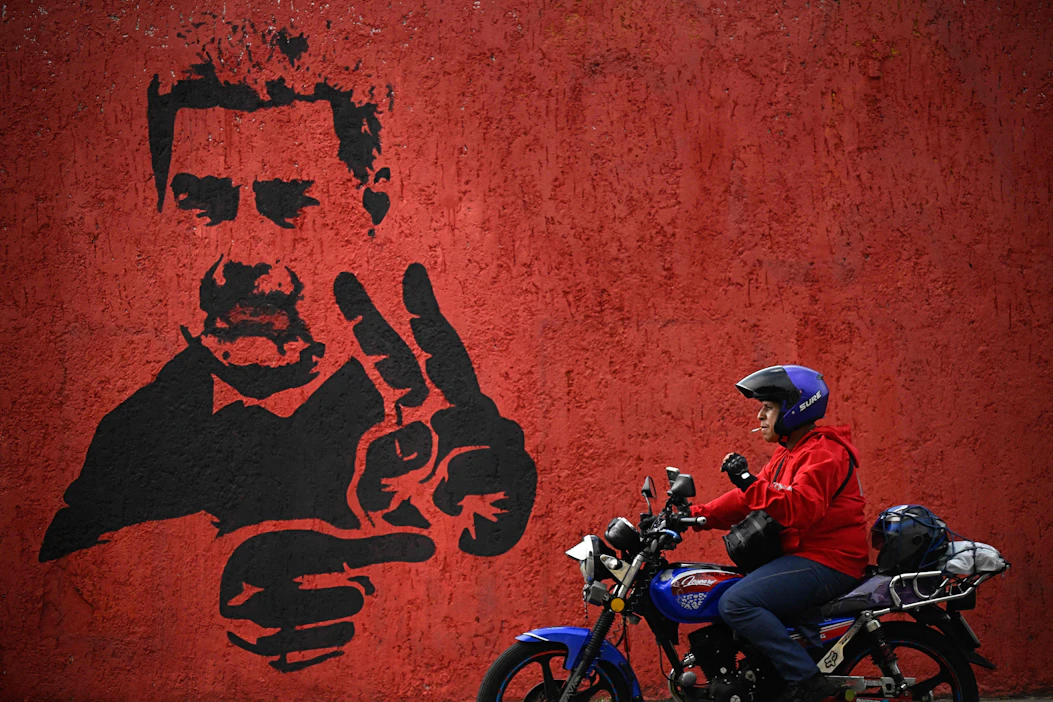 Yhdysvallat sieppasi tammikuussa Venezuelan presidentti Nicolas Maduron (seinämaalauksessa) ja on pitänyt tämän jälkeen maan öljynvientiä tiukassa talutusnuorassa. AFP/LEHTIKUVA.