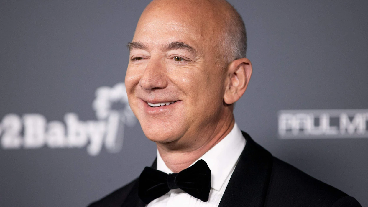Aiemmissa, keskiviikkona julkistetuissa asiakirjoissa verkkokauppamiljardööri Jeff Bezos oli ilmoittanut aikeistaan myydä 50 miljoonaa Amazonin osaketta ensi heinäkuussa. LEHTIKUVA/AFP.
