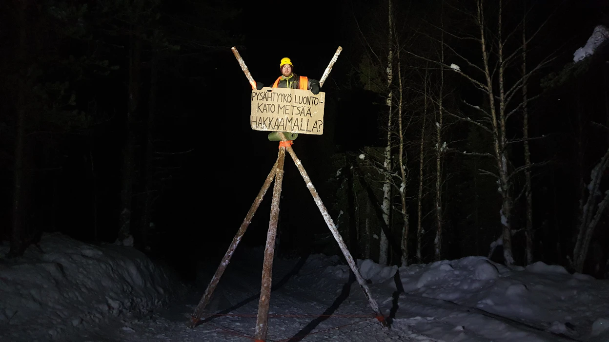 Kolmijalkojen päälle asettuneita mielenosoittajia oli vaikeaa poistaa turvallisesti.