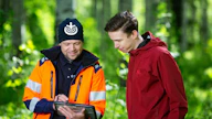 Metsänomistaja päättää kilpailutuksella saaduista tarjouksista, kenelle puunsa myy.