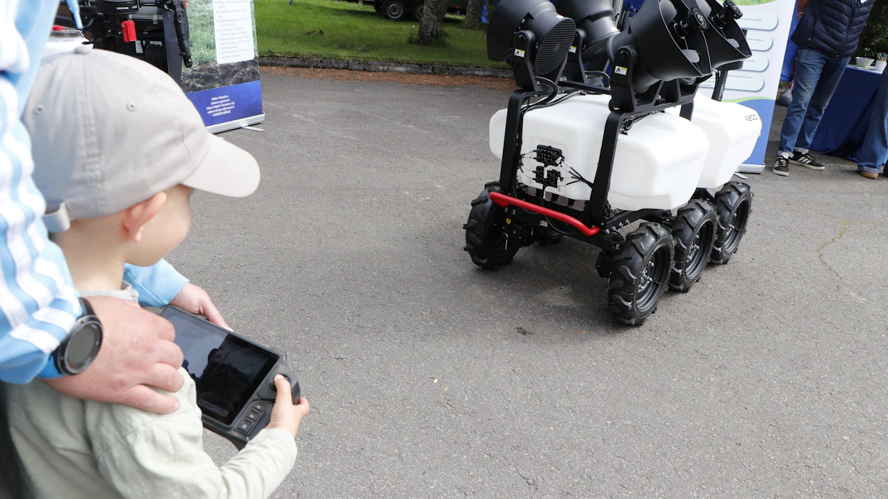 Viisivuotias Iivo pääsi isänsä kanssa testaamaan Mtechin autonomien ruiskutusrobotin ohjaamista Lepaan näyttelyssä perjantaina.