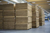 Koivutukkia tarvitaan saha- ja vaneriteollisuudessa. Kuvassa vanerilevypinoja Metsä Woodin Punkaharjun vaneritehtaalla.
