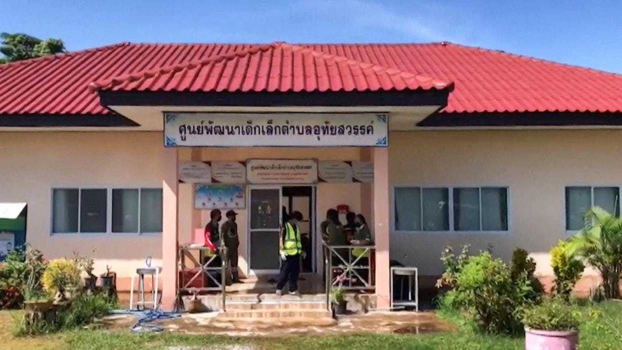 Aseistautunut mies tunkeutui päiväkotiin torstaina Nong Bua Lam Phun provinssissa. LEHTIKUVA/AFP/THAI PBS. 