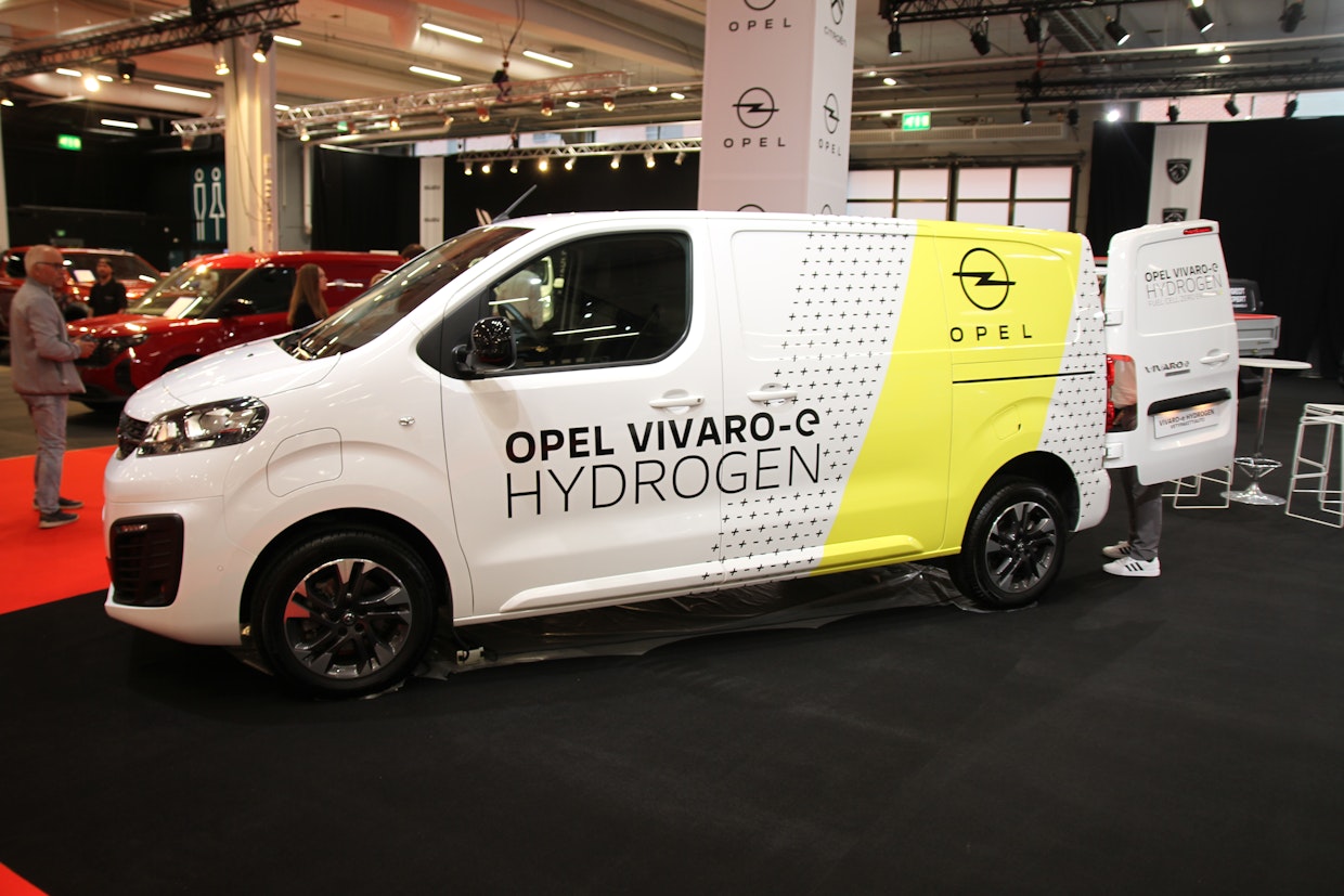 Suomessa ensi kertaa piipahtanut vetykäyttöinen Opel Vivaro e-Hydrogen on sähköisen liikenteen uuden aikakauden päänavaaja. Vielä prototyyppivaiheessa olevan mallin tuotanto alkaa ensi vuonna ja auton maahantuonti alkaa 2024. Auto on eräänlainen hybridi, sillä etuistuinten alla on 10 kWh ladattava akkupaketti.