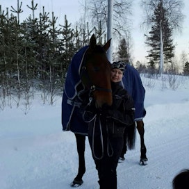 Satu Vesa (kuvassa Breedlovensa kanssa) ja Tiia Kauppinen ovat hiihtohaasteen ideanikkarit. 