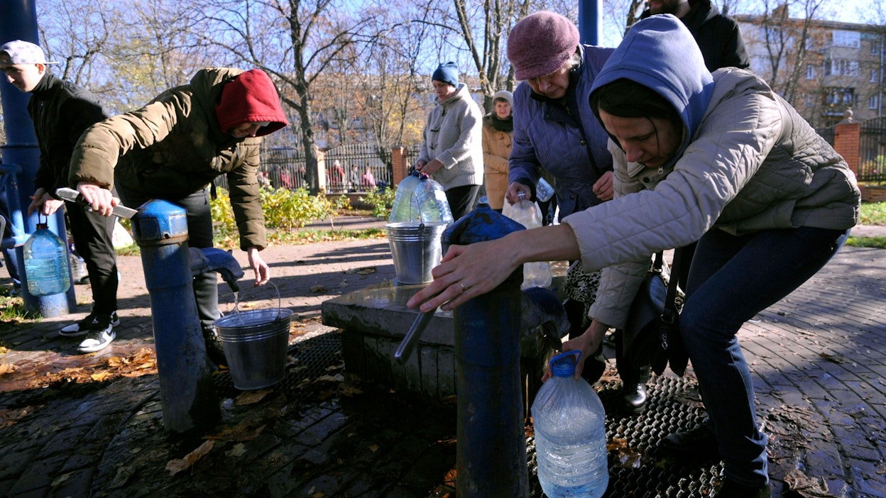 Eilen kiovalaiset turvautuivat pumppaamaan vettä muoviastioihin ja -pulloihin vesiposteista. 