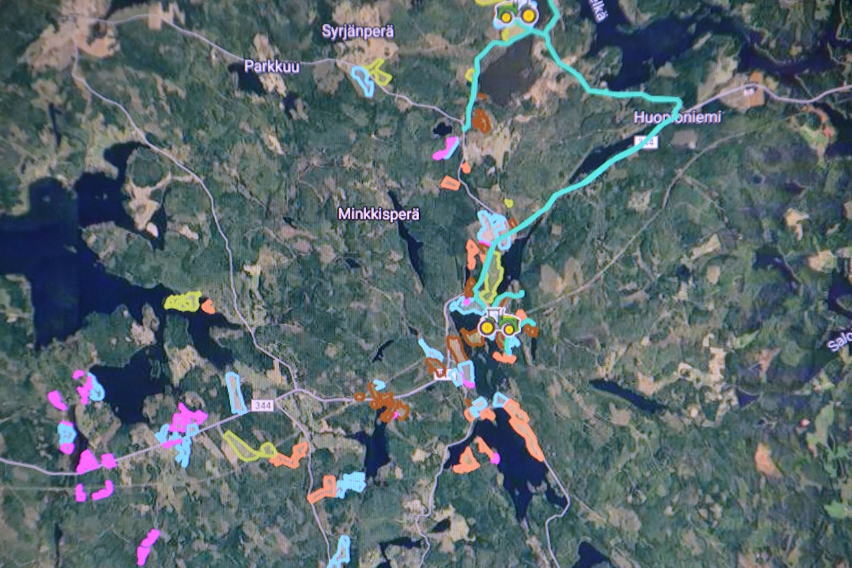 Tietokoneen näkymä Mänttä-Vilppulan ja Ruoveden rajaseudulta. Aivan kaikki etäpellot eivät näy kuvassa, mutta periaate metsien ja järvien väliin hajasijoitetuista peltolohkoista ei jää epäselväksi. Kuvassa näkyvät kaksi traktoria ja Juhan aamulla ajama aurauslenkki. Sähköinen järjestelmä antaa mahdollisuuden seurata valmistuneita töitä.
