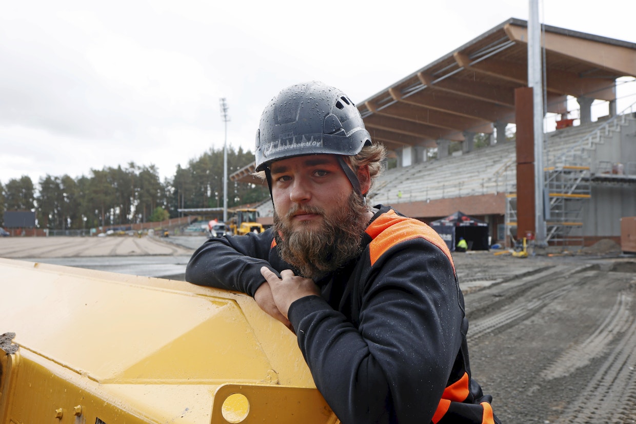 Juhani Mikkola kertoo, että tärkeimpiä valintaperusteita John Deeren tiehöylän hankkimiselle olivat kuljettajaergonomia ja näkyvyys ohjaamosta.