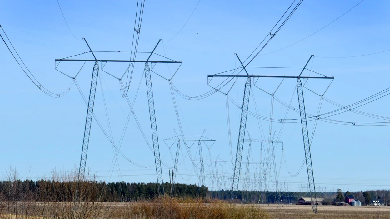 Uusia 400 kilovoltin yhteyksiä rakennetaan yleensä samaan johtokäytävään uusiin, rinnakkaisiin pylväistöihin.