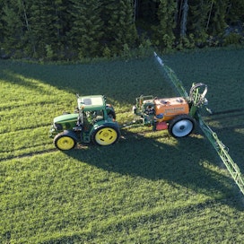 Kasvinsuojeluaineiden käyttöehdoissa tapahtuu muutoksia. Käyttöehtojen siirtymäajat eivät usein palvele suomalaista viljelijää. 