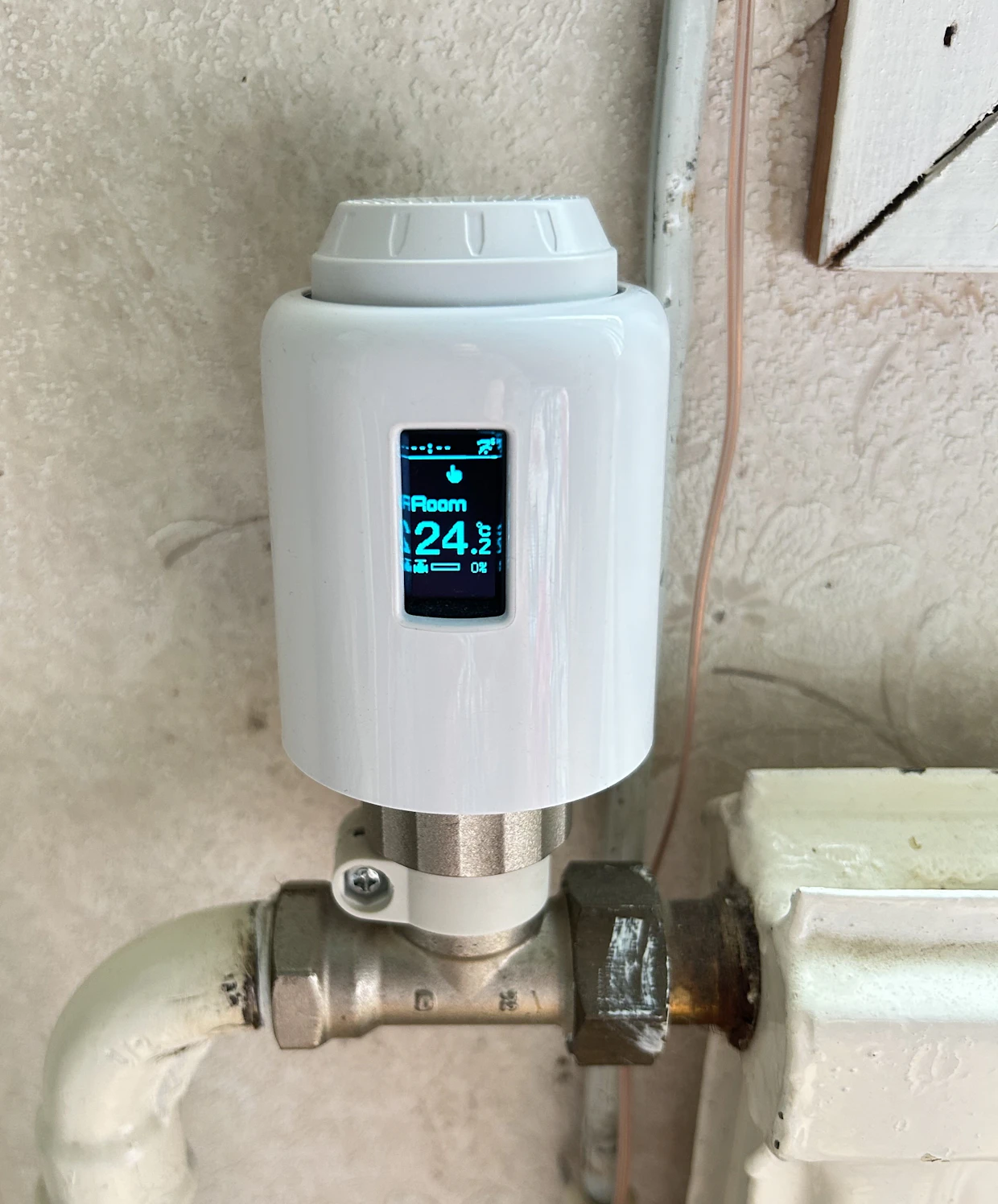 Eri huoneiden vesikiertoisia pattereita ohjataan järjestelmään liitetyillä termostaateilla. Paristokäyttöiset termostaatit on helppo asentaa vanhojen tilalle.