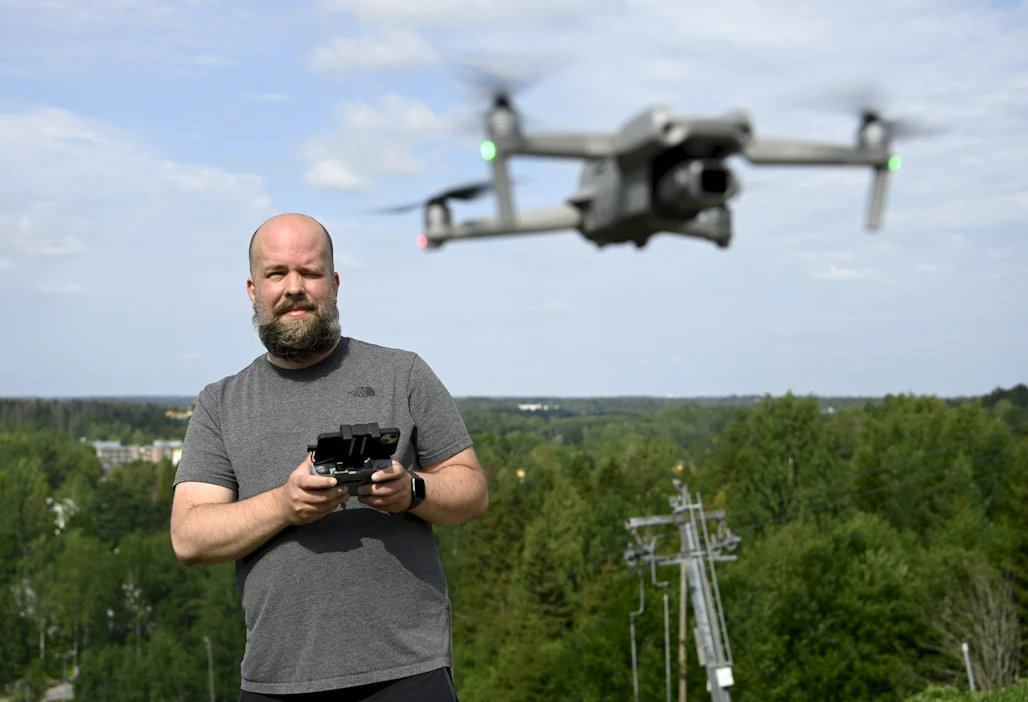 Dronekuvaaja Julius Janssonin mielestä Suomen viranomaisilla on ollut dronejen lennättämiseen hyvä asenne, jossa ei ole lähdetty kieltämään kieltämisen vuoksi.