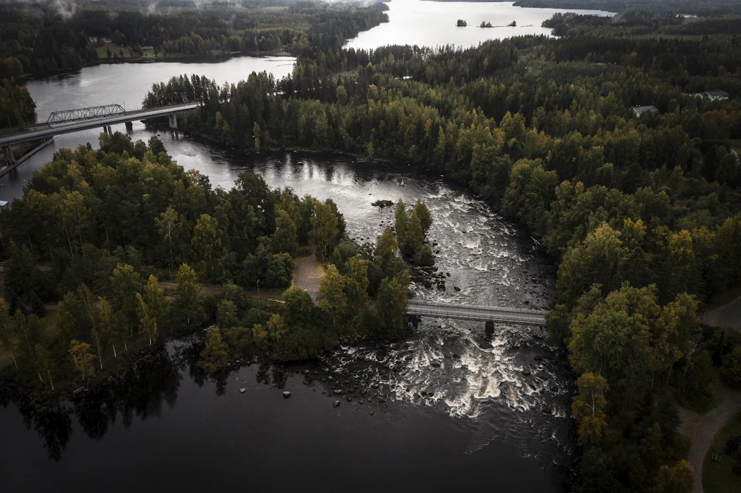 Kuusaankoski on Äänekoskelta tulevan vesireitin varrelta. Pahimmillaan koskessa oli metrin paksuinen saastevaahto.