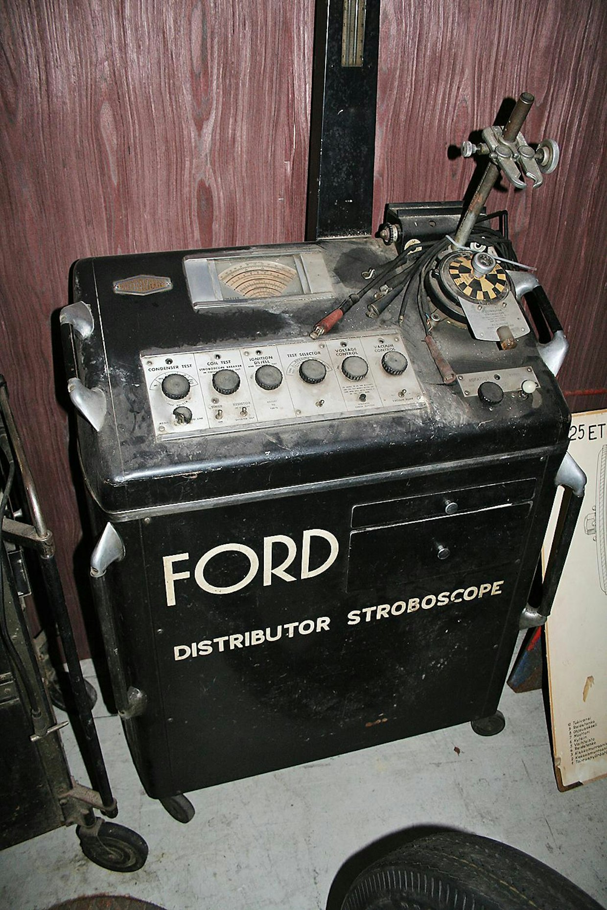 Fordin stroboskooppi 1940-luvulta. Laitetta käytettiin moottoreiden sytytysjärjestelmien mittaamisessa ja ajoituksen säätämisessä.