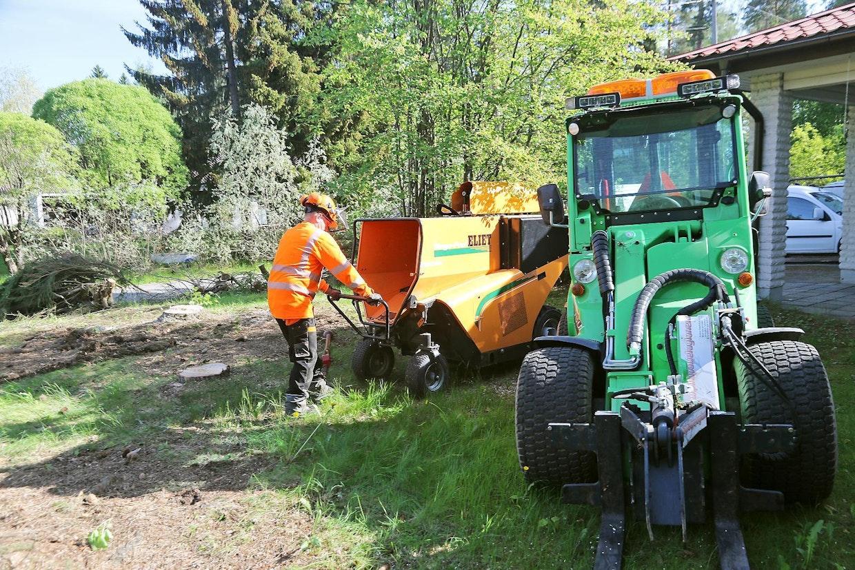 Pihapalvelu Ylönen hoitaa pihatyöt kokonaisvaltaisesti. Oksien silppuamisen ja kantojen jyrsinnän lisäksi jäljelle jääneet montut voidaan täyttää mullalla. Työvälineenä toimii Avant 760i.