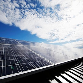 Paikallisesti tuotetun energian avulla voidaan välttää sähkön siirtokustannuksia ja -hävikkiä. Kuvan aurinkopaneelit ovat Hailuotolaisen Kujalan tilan katolla.