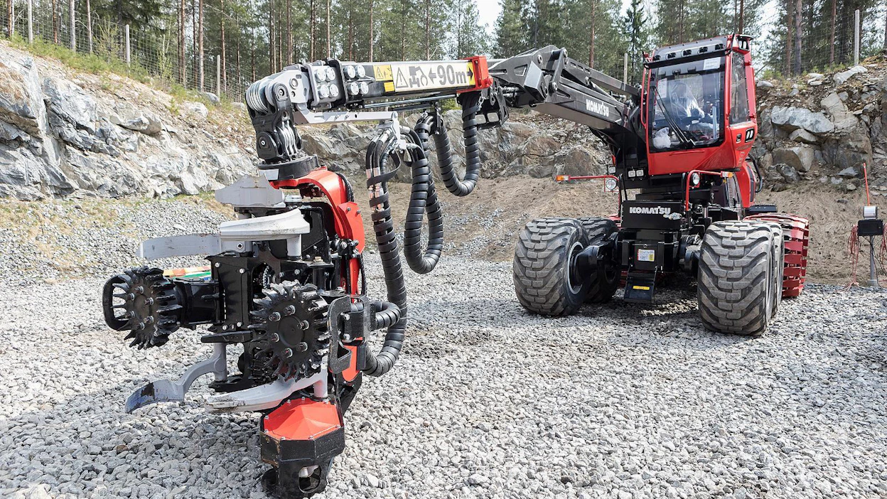 Moton kouran keskellä oleva mittarulla mittaa puun pituutta. Puun paksuutta mittaavat Komatsussa karsintaterien akselointikohtien sisässä olevat anturit. Niiden avulla luetaan, miten karsimaterien asento muuttuu suhteessa kiinnityspisteisiin, kun puuta karsivat terät ovat eriasteisesti auki.