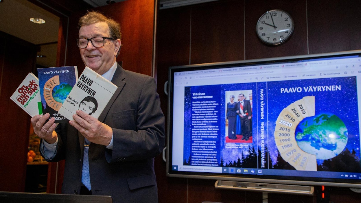 Paavo Väyrynen esitteli maanantaina kirjallista tuotantoaan.