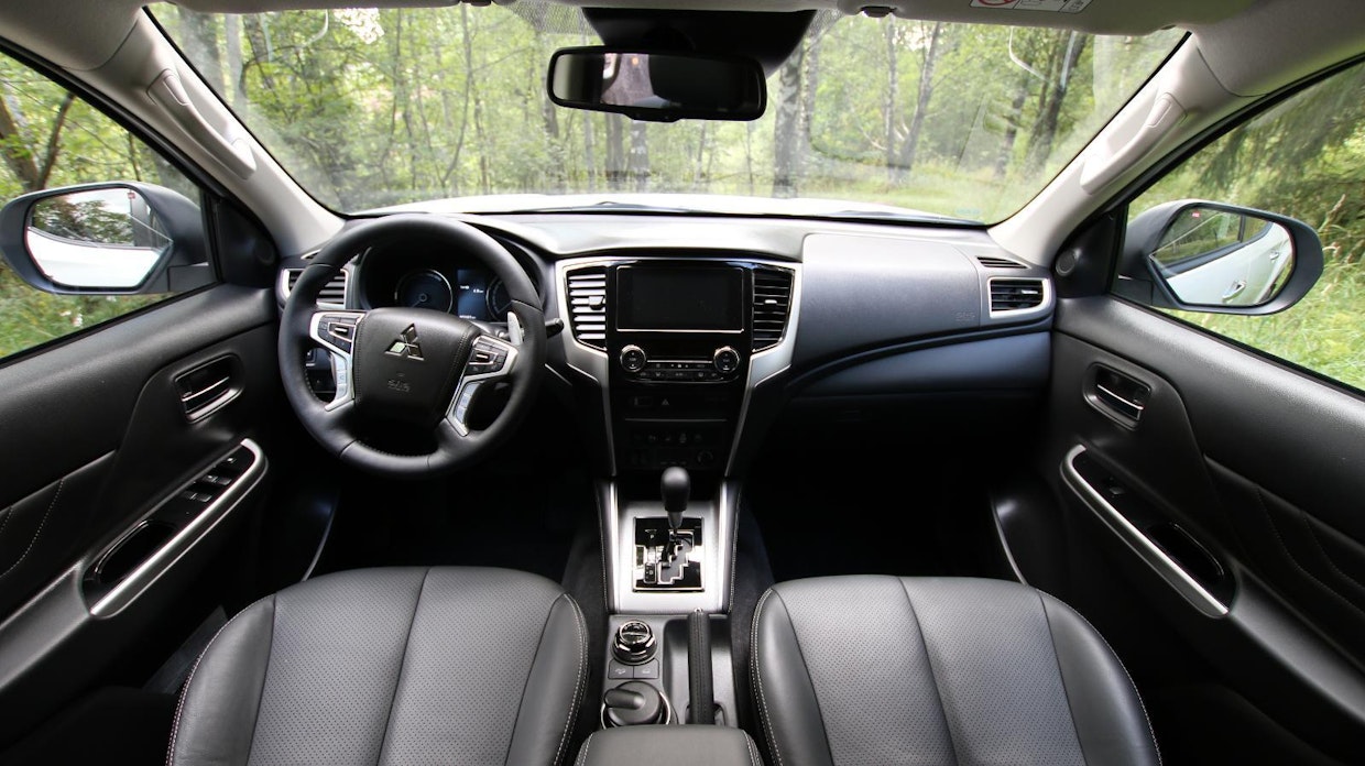 Nissanin sisusta on pelkistetty, ja käyttökytkimet sekä ajotietokoneen käyttöliittymä ovat selkeitä käyttää.