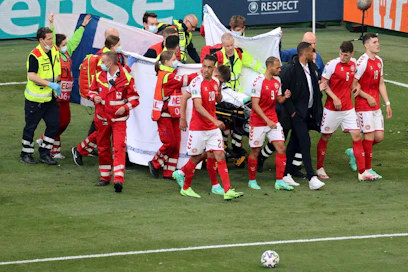 Eriksen kannettiin kentältä elossa sairaalaan, jossa hänen tilansa on viime tietojen mukaan vakaa.