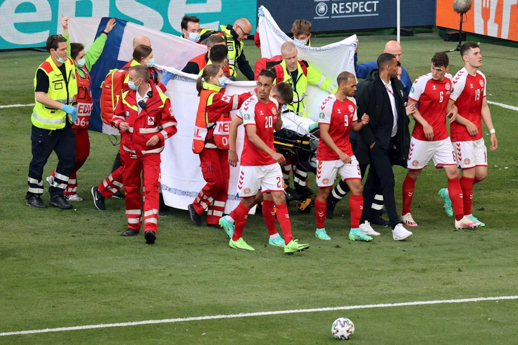 Eriksen kannettiin kentältä elossa sairaalaan, jossa hänen tilansa on viime tietojen mukaan vakaa.