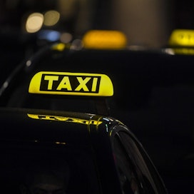 Takseissa on myös oltava taksiliikennelupa.