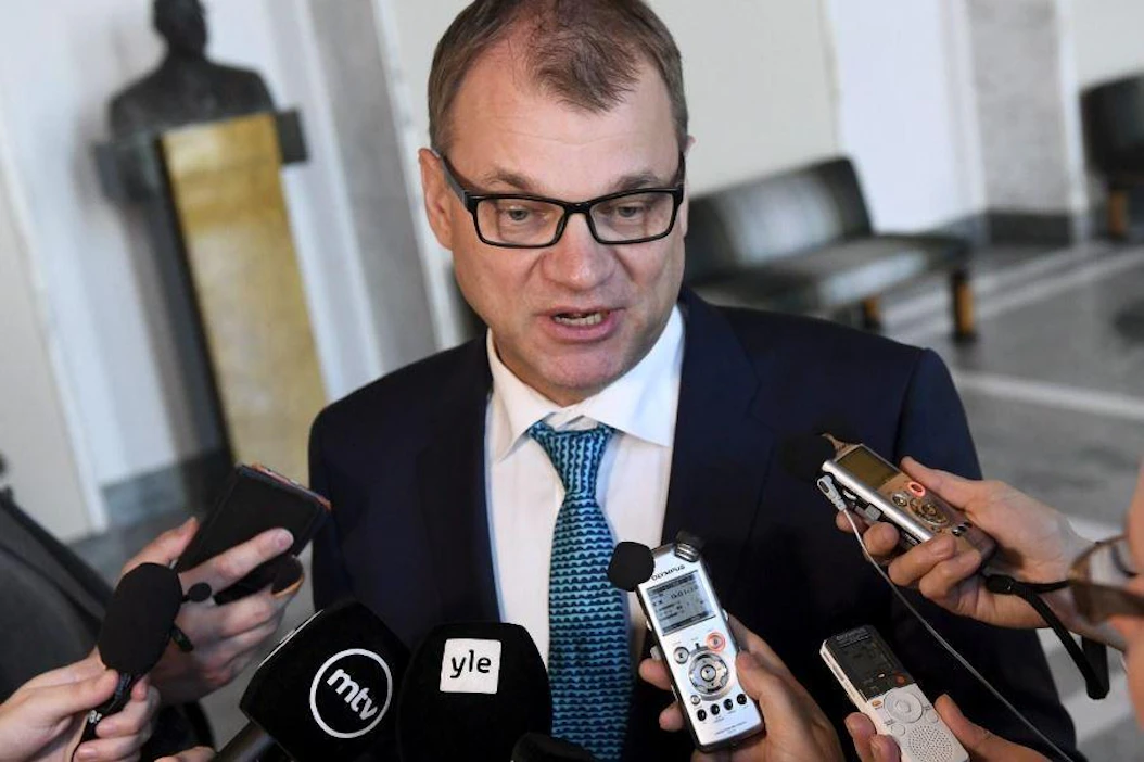 Pääministeri Juha Sipilä (vas.) ja MIT:n professori, talouden nobelisti Bengt Holmström paljastivat hankkeen aamulla tiedotustilaisuudessa.