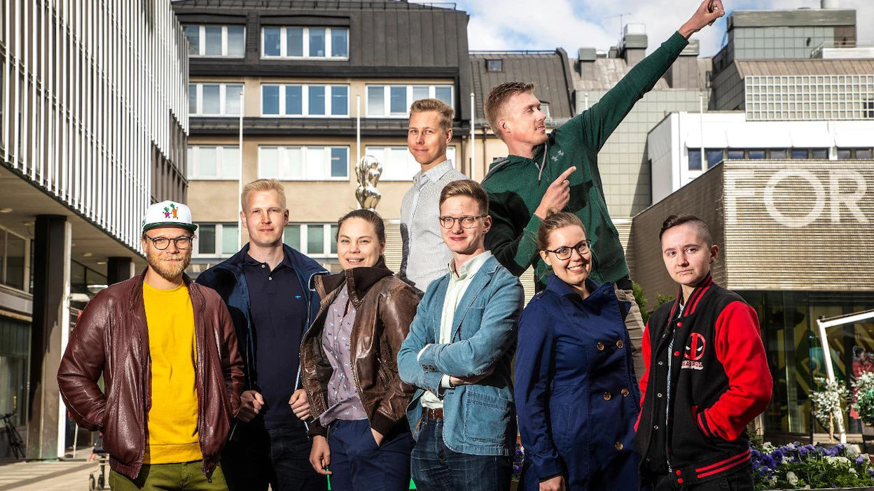 Kesätoimittajat ovat valmiina juttukeikoille maakuntiin. Kuvaan ehtivät Aapo Laakso, Juho Kuisma, Henni Laitala, Juhana Simula, Taneli Kontiainen, Samuli Juurakko, Anni-Sofia Hoppi ja Jenna Jalkanen.