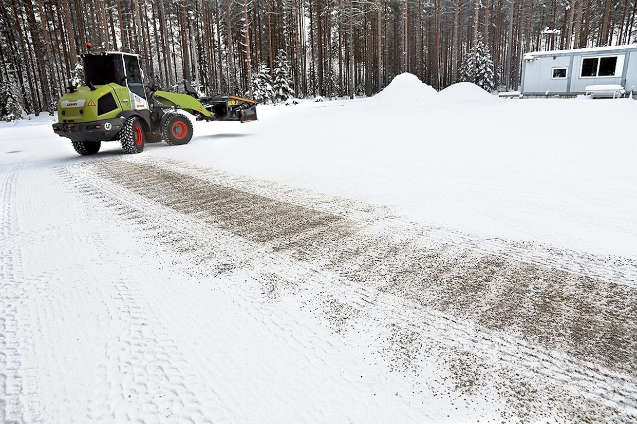 Hiekoitusjälki on erittäin tasainen. Järvisen kauhan sepelisäiliön tilavuus on 300 litraa. Asiaan vaikuttaa hieman läpän asento.