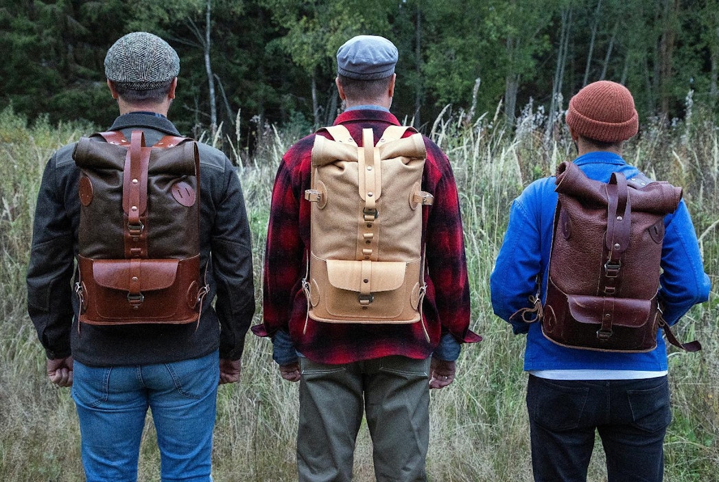 Metsästäjä Samuel Sorainen sekä Kasperin Janne Suhonen ja Michael Tervanen testasivat syyskuussa juuri valmistuneiden reppujen istuvuutta. Soraisen reppu on valmistettu hänen itse kaatamansa valkohäntäpeuran nahasta.