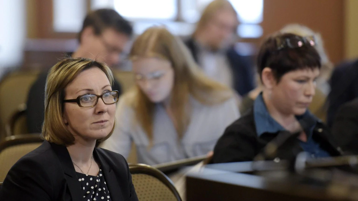 Sosiaali- ja terveysministeri Hanna Mäntylälle (ps., vasemmalla) luovutettiin tänään alustava ehdotus perustulokokeilusta. LEHTIKUVA / ANTTI AIMO-KOIVISTO
