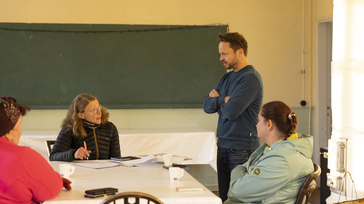 Löytänän kyläseuran toiminta on saanut uutta puhtia, kun vanhaa kylätaloa on kunnostettu kyläseuran puheenjohtajan Juha Variksen johdolla. Pöydän päässä Löytänän kyläseuran kokousta vetää sihteeri Johanna Holm.