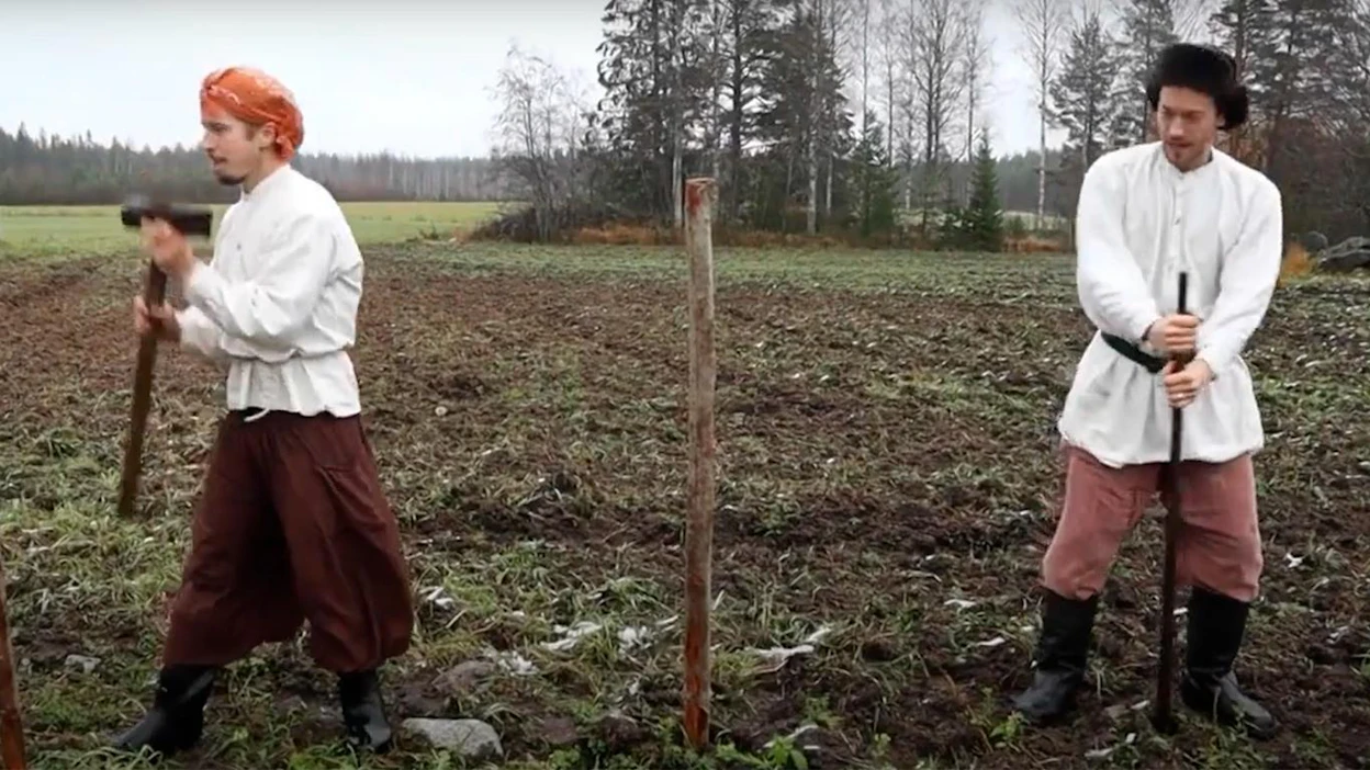 Elettiinpä vuotta 1821 tai 2045 maatalousyrittäjän työ on tapaturmariskejä täynnä. Moni vaaranpaikka jäisi kokematta, jos asiat hoitaisi kuntoon ajallaan, kertoo Fiksut farmivideot -kilpailun voittanut filmi.