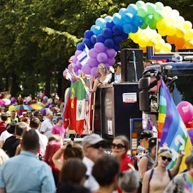 Helsinki Pride -kulkueeseen osallistuu tänä vuonna muun muassa Poliisihallituksen, valtioneuvoston kanslian, Kelan, Terveyden ja hyvinvoinnin laitoksen ja Maahanmuuttoviraston edustajia.