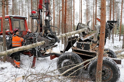 Kar-ka -työnimellä oleva Alpo Syväsen rakentama metsäkone helpottaa huomattavasti miehen metsätöitä. Puikoista ohjaamalla Syvänen syöttää kouralla rungot metsäperävaunun päällä vaakatasossa olevalle järeälle hakkuupäälle karsittavaksi ja katkottavaksi.