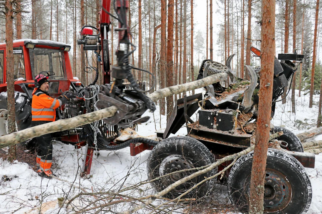 Kar-ka -työnimellä oleva Alpo Syväsen rakentama metsäkone helpottaa huomattavasti miehen metsätöitä. Puikoista ohjaamalla Syvänen syöttää kouralla rungot metsäperävaunun päällä vaakatasossa olevalle järeälle hakkuupäälle karsittavaksi ja katkottavaksi.