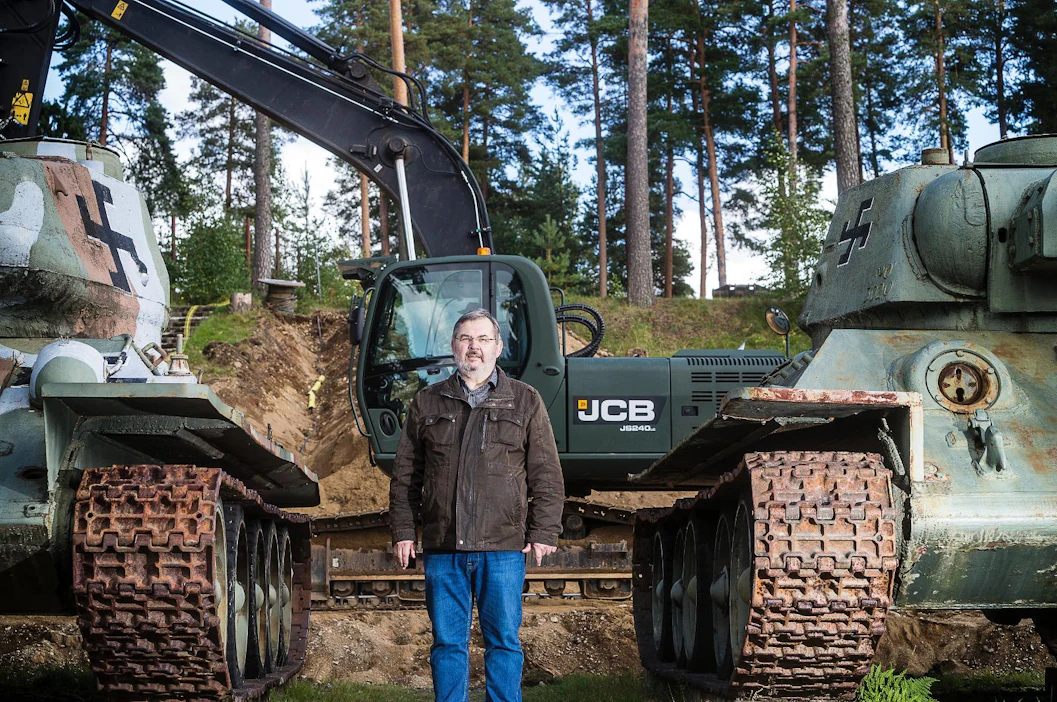 Rakennustyöt uusien katosten pystyttämiseksi on alkanut Parolan Panssarimuseolla. Museonjohtaja Timo Teräsvalli on helpottunut, että historiallinen kalusto saa suojan.