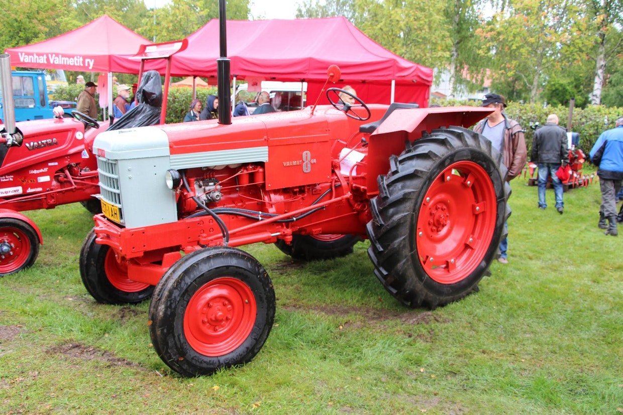 Prototyyppinä vuonna 1963 esitelty Valmet 80 ja seuraavana vuotena valmistunut tuotantomalli 864 tehtiin TVH:n ja urakoitsijoiden toivomuksesta. Maataloudessa ei tällaisia 80-hevosvoimaisia ja 3 tonnin painoisia traktoreita vielä paljoa tarvittu. Valmetin tekemiä 864-mallissa oli vain nelosmoottori, nostolaite ja pellit, voimansiirto tuli Casen 800-mallin traktoreista. (Riihimäki)