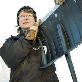 Helena Melkko työskentelee nyt puutarhurina, talvisin työkaluna on usein lapio. Kuva: Jaakko Martikainen
