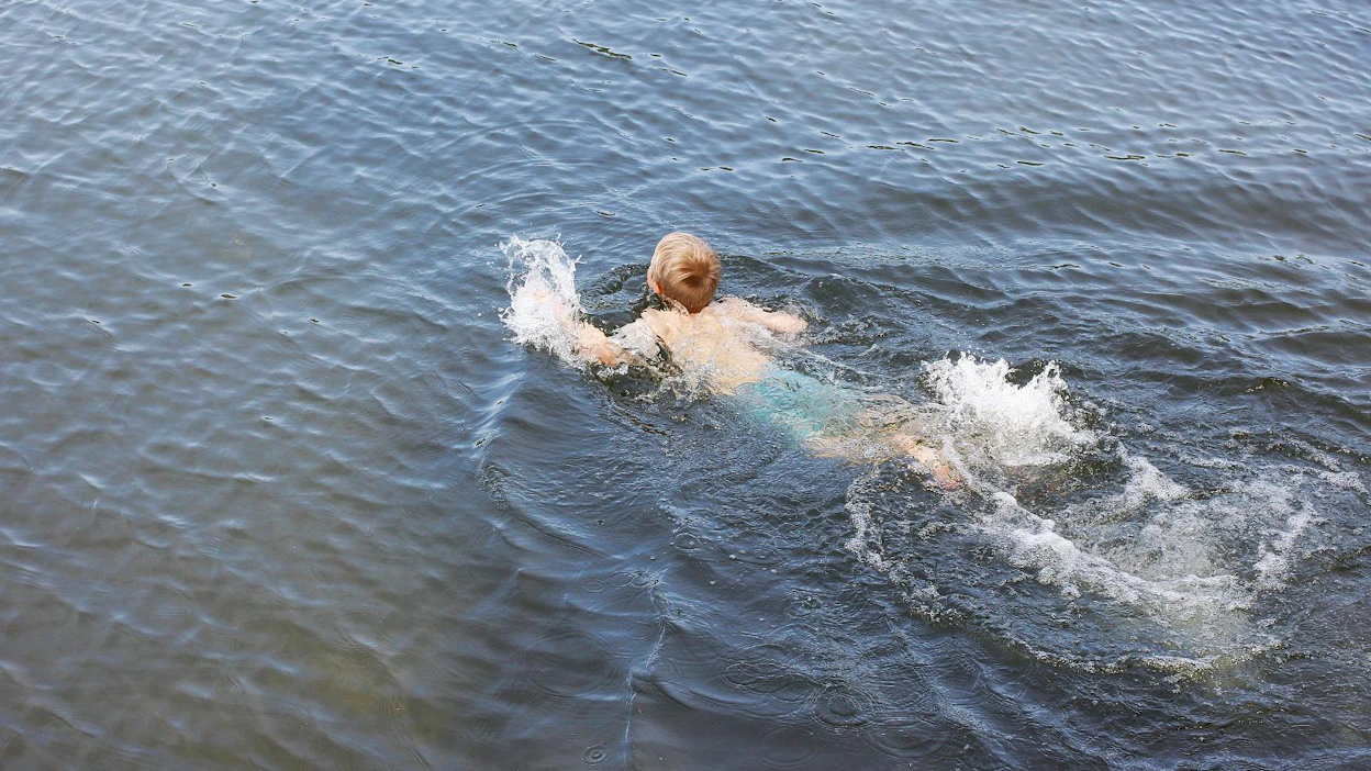 Valtaosa Suomessa hukkuneista on aikuisia ja iäkkäämpiä henkilöitä, mutta myös lapselle hukkuminen on yksi suurimmista kuolemaan johtavista tapaturmariskeistä. Arkistokuva.