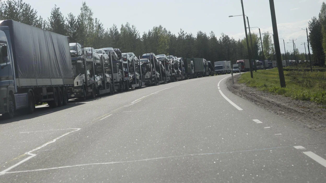 Rajoitukset voisivat palauttaa jonot Suomen itärajalle. Vuonna 2008 rekat jonottivat Haminassa.